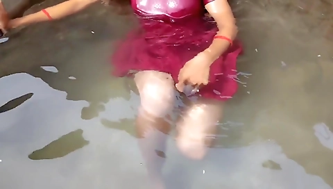 Indian Outdoor Village Opne Water Tenk Bathing Desi Girl Hindi Audio